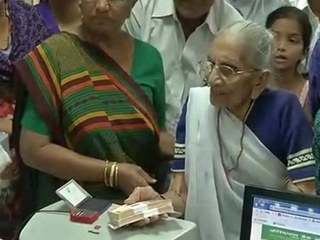 इंडिया 8 बजे : बैंक-एटीएम के बाहर लंबी कतार, पीएम की मां भी पहुंचीं नोट बदलवाने