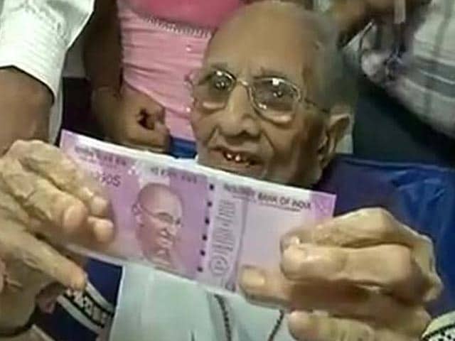 Video : Cash Crunch: From PM's Mother To The Aam Aadmi, Life In A Queue