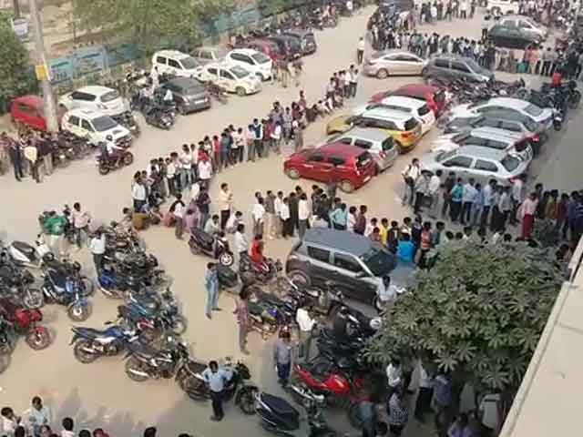 नोटबंदी के बाद बैंक की कतारों में मजदूर, फैक्ट्रियों में दिहाड़ी मजदूर कम पड़े