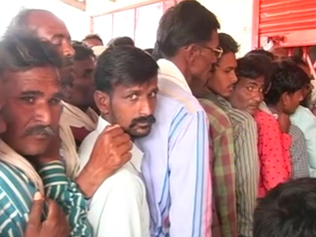 Videos : नोटबंदी के बाद गांवों का हाल : बैंक कम, लोगों के पास एटीएम कार्ड भी नहीं