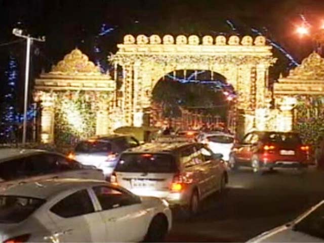 शादी के जश्न में साध्वी देवा ठाकुर ने चलाई गोलियां, 1 की मौत, 5 घायल