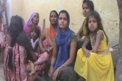 Man Dies In Bank Queue In Uttar Pradesh, Family Blocks Traffic Man Dies In Bank Queue In Uttar Pradesh, Family Blocks Traffic
