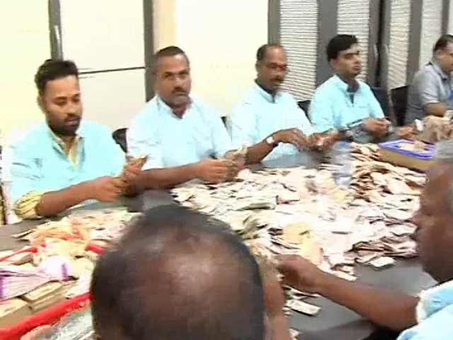 Video : Week After Ban, High Currency Notes Make Way To Donation Boxes In Temples