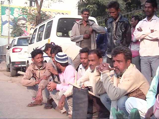 कैश की किल्लत : मालिकों के लिए लाइन में लगे मज़दूर