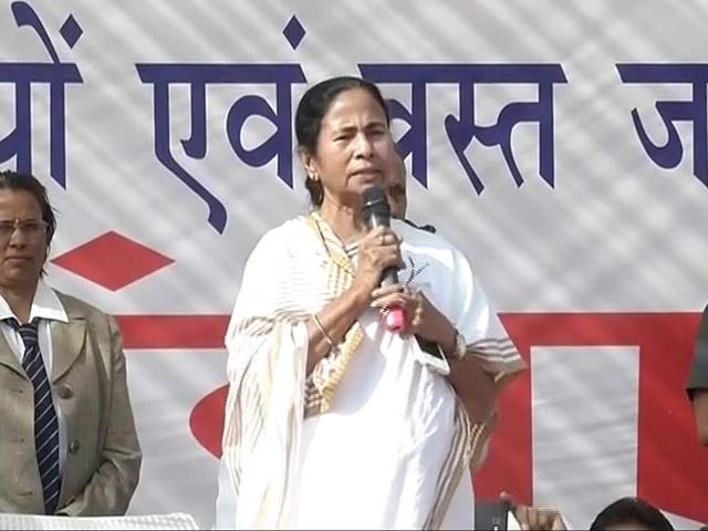 Videos : नोटबंदी : दिल्ली के आज़ादपुर में ममता-केजरीवाल की रैली