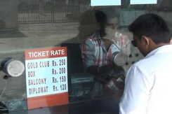 नोटबंदी से बॉक्स ऑफ़िस पर सन्नाटा! थिएटर की लाइन अब एटीएम के बाहर नोटबंदी से बॉक्स ऑफ़िस पर सन्नाटा! थिएटर की लाइन अब एटीएम के बाहर