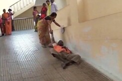 बीमार दिव्यांग को अस्पताल में नहीं मिला स्ट्रेचर, घसीटकर ले जाना पड़ा बीमार दिव्यांग को अस्पताल में नहीं मिला स्ट्रेचर, घसीटकर ले जाना पड़ा