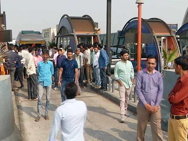 यमुना एक्सप्रेस-वे पर लंबी कतारें, टोल देने के लिए खुले पैसों की मुश्किल