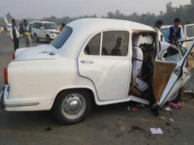 Videos : यूपी के IAS अफ़सर नवनीत सहगल सड़क दुर्घटना में घायल