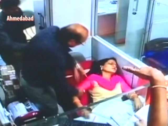 Amid Cash Crunch, Sleepless Bank Employees Fulfil Government's Promises