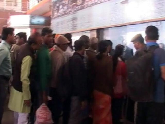 कानपुर ट्रेन हादसा : स्टेशन पर अपनों की तलाश करते लोग