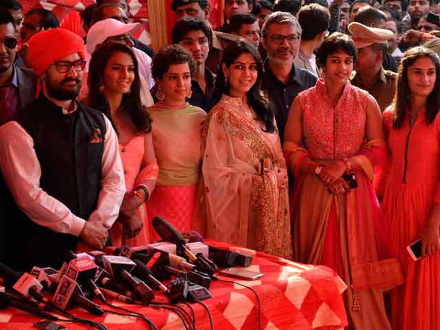 पहलवान गीता फोगट की शादी में शामिल हुए अभिनेता आमिर खान