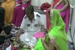 नोटबंदी के फैसले से पिता नाखुश, लेकिन बेटी खुश नोटबंदी के फैसले से पिता नाखुश, लेकिन बेटी खुश