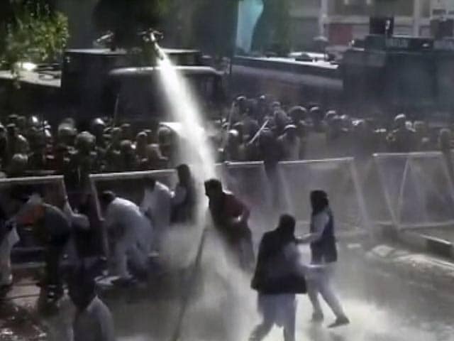 Videos : नोटबंदी के फैसले के खिलाफ कई शहरों में कांग्रेस का प्रदर्शन