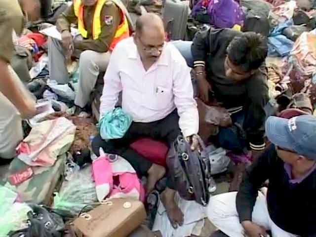 कानपुर ट्रेन हादसा : अपनों की तलाश में घूमते रहे लोग, बैग और पोटलियों में बजते रहे फोन कानपुर ट्रेन हादसा : अपनों की तलाश में घूमते रहे लोग, बैग और पोटलियों में बजते रहे फोन