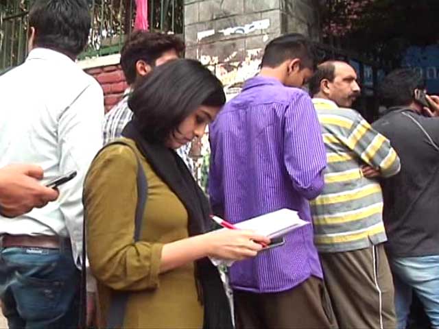 Video : With Fat Books And Empty Pockets, Students In Exam Time Mug Up In ATM Queues