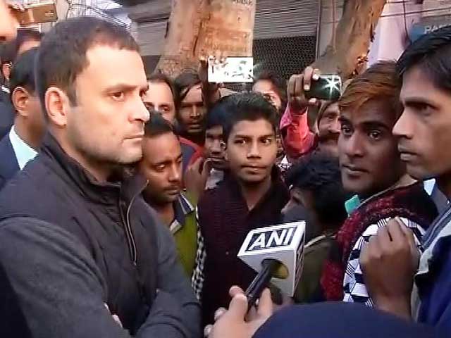 जहांगीरपुरी के एटीएम पहुंचे राहुल गांधी, कतार में खड़े लोगों से बात की