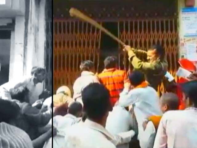 Videos : फतेहपुर में लाइन में लगे लोगों पर पुलिस ने जमकर चलाईं लाठियां