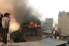 सदर बाजार में ऊनी कपड़ों के गोदाम में आग सदर बाजार में ऊनी कपड़ों के गोदाम में आग