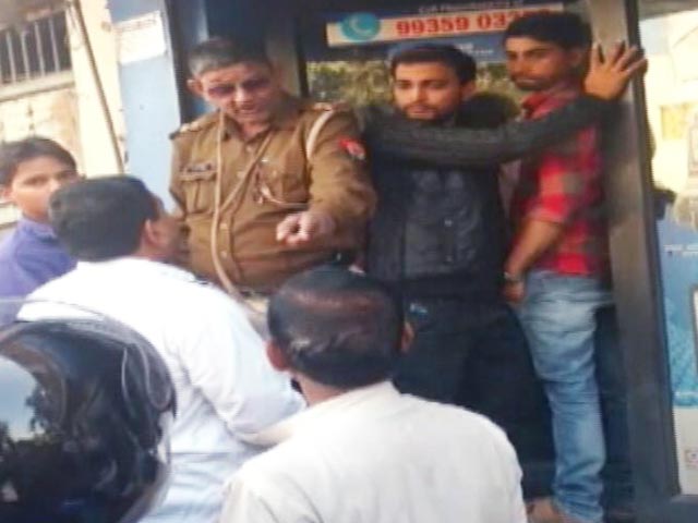Videos : आगरा में एटीएम के बाहर दरोगा की दबंगई कैमरे में कैद