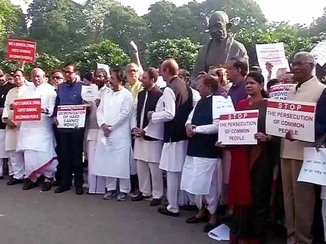 नोटबंदी के खिलाफ विपक्ष का संसद परिसर में प्रदर्शन
