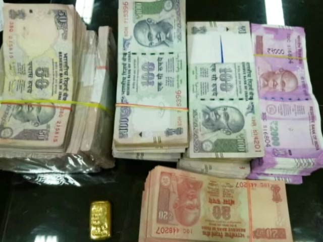 अहमदाबाद में कार से मिले 2000 रुपये के 500 नए नोट