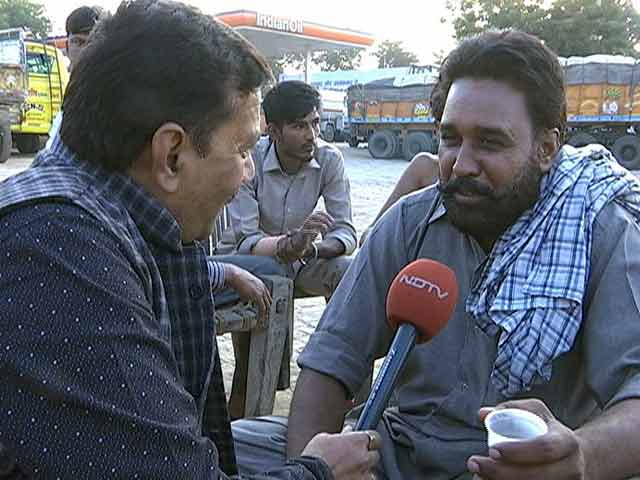 वाराणसी : कैश की कमी से परेशान हैं ट्रक ड्राइवर