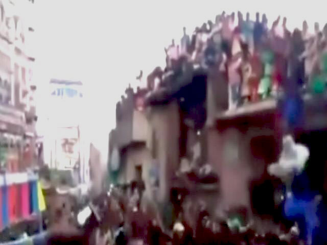 कैमरे में कैद : बरेली में मेले का आनंद ले रहे लोगों पर गिरा छज्जा