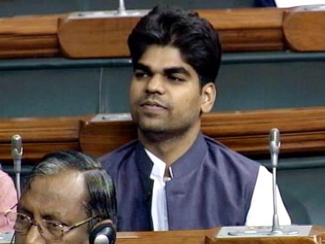 सपा सांसद अक्षय यादव ने लोकसभा अध्यक्ष सुमित्रा महाजन पर फेंका कागज