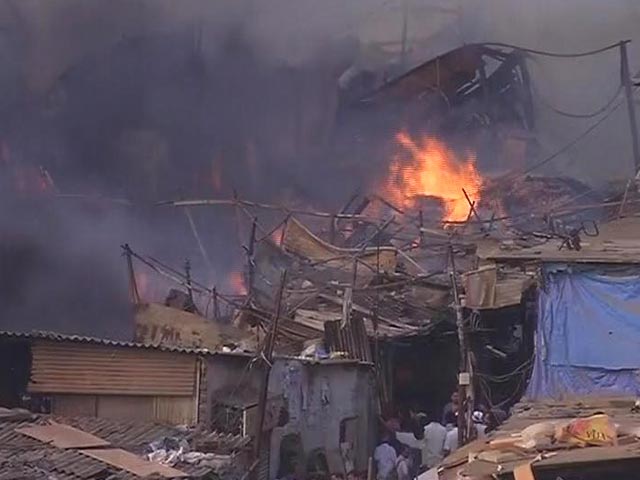 मुंबई के ओशिवारा में फर्नीचर मार्केट में आग