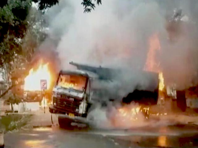 झारखंड बंद के दौरान जमकर हंगामा, पुलिस ने बरसाईं लाठियां