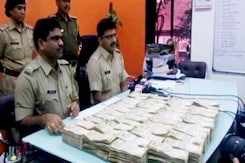 पुणे में फिर पकड़ा गया एक करोड़ रुपये से अधिक का काला धन! पुणे में फिर पकड़ा गया एक करोड़ रुपये से अधिक का काला धन!