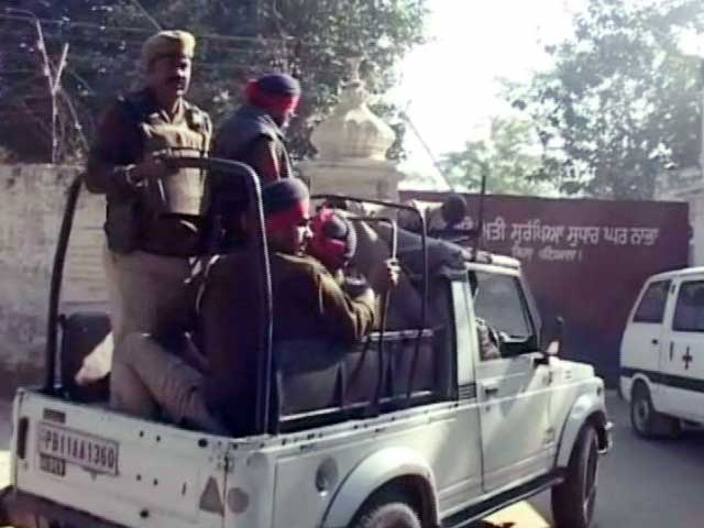 इंडिया 9 बजे : नाभा जेल से भागे कैदियों का एक मददगार गिरफ्तार