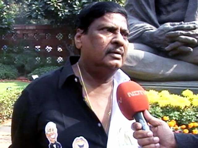 नोटबंदी के विरोध में आधी काली और आधी सफेद शर्ट में संसद पहुंचे आंध्र के सांसद