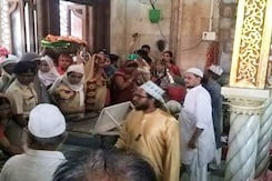 Women Re-Enter Mumbai's Haji Ali Dargah After 5 Years Women Re-Enter Mumbai's Haji Ali Dargah After 5 Years