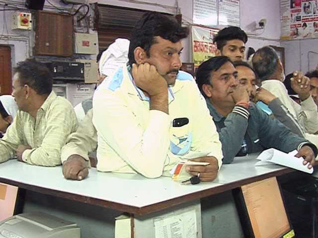 बैंकों से निकासी की सीमा हटी, लेकिन जमीनी स्तर पर कैसे होगा लागू... बैंकों से निकासी की सीमा हटी, लेकिन जमीनी स्तर पर कैसे होगा लागू...