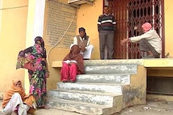 कहां से लाएं कैश? अब भी नकदी की राह देख रहे हैं सहकारी बैंक कहां से लाएं कैश? अब भी नकदी की राह देख रहे हैं सहकारी बैंक