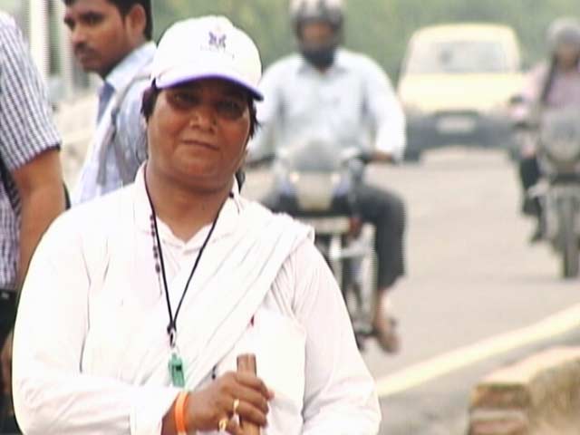 'ट्रैफिक कंट्रोलर' डॉरिस फ्रांसिस जूझ रही हैं कैंसर से, इलाज के लिए मदद की दरकार