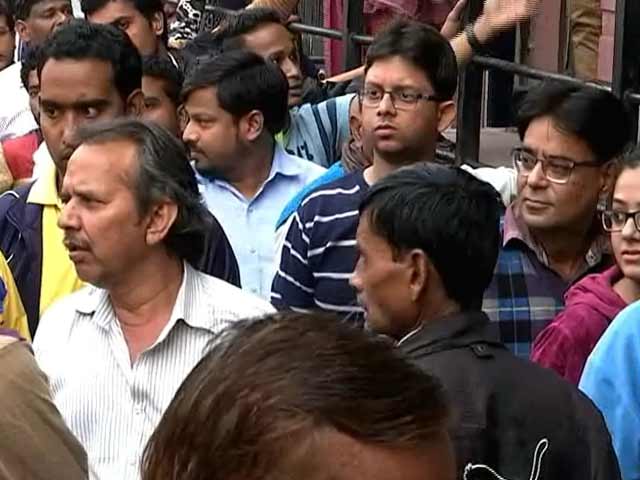 सैलरी निकालने की जद्दोजहद, सरकारी कर्मचारियों को भी हो रही दिक्कत