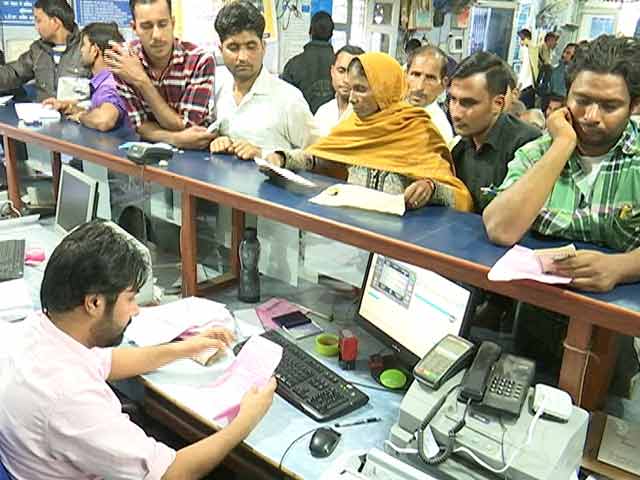 गांव में नोटबंदी की मार, बैंक में कैश ही नहीं, लोग बेहाल