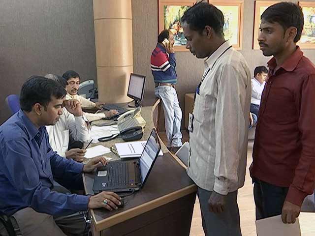 कंपनियां खुलवा रही हैं अपने कर्मचारियों के बैंक खाते