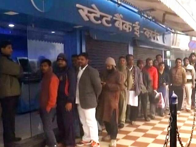 पहली तारीख का टेंशन, सैलरी निकालने के लिए बैंकों के आगे कतारें