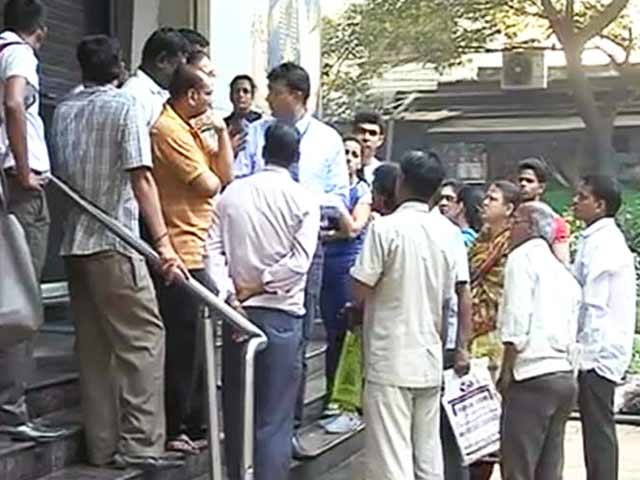 Videos : पे डे : मुंबई में भी बैंकों के आगे लगी कतारें