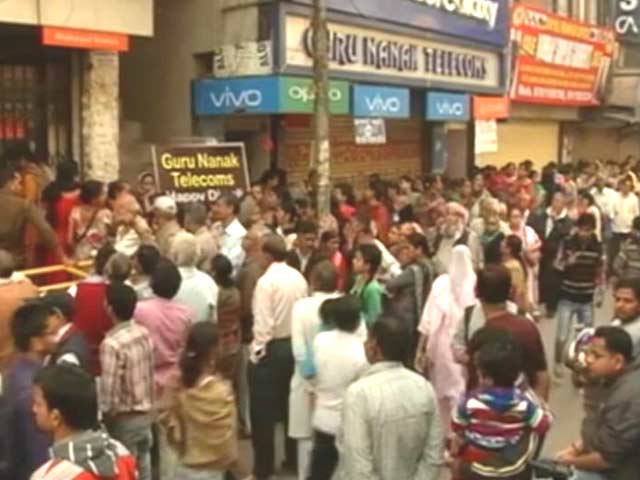 नोएडा : बैंकों के टोकन देने भी घोटाला