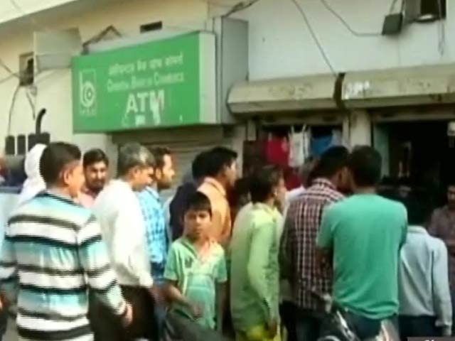 हरियाणा के जींद के एक गांव में बैंक कर्मियों को लोगों ने बंधक बनाया