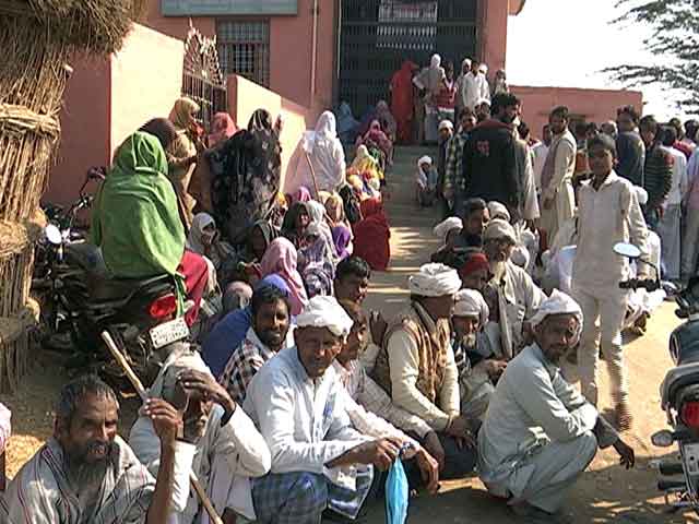 ग्रामीण इलाकों में लंबा होता जा रहा है कैश का इंतजार