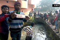 हलद्वानी में नहर में मिले लाखों रुपये के 1,000-500 के पुराने नोट हलद्वानी में नहर में मिले लाखों रुपये के 1,000-500 के पुराने नोट