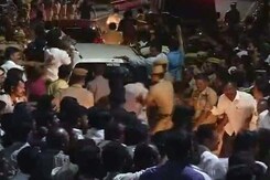 जयललिता के पार्थिव शरीर को अस्पताल से पोयस गार्डन निवास ले जाया गया जयललिता के पार्थिव शरीर को अस्पताल से पोयस गार्डन निवास ले जाया गया