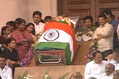 जयललिता के अंतिम दर्शन के लिए बड़ी संख्या में लोग जुटे जयललिता के अंतिम दर्शन के लिए बड़ी संख्या में लोग जुटे