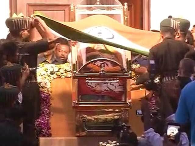 Video : President Pranab Mukherjee Condoles Jayalalithaa's Death